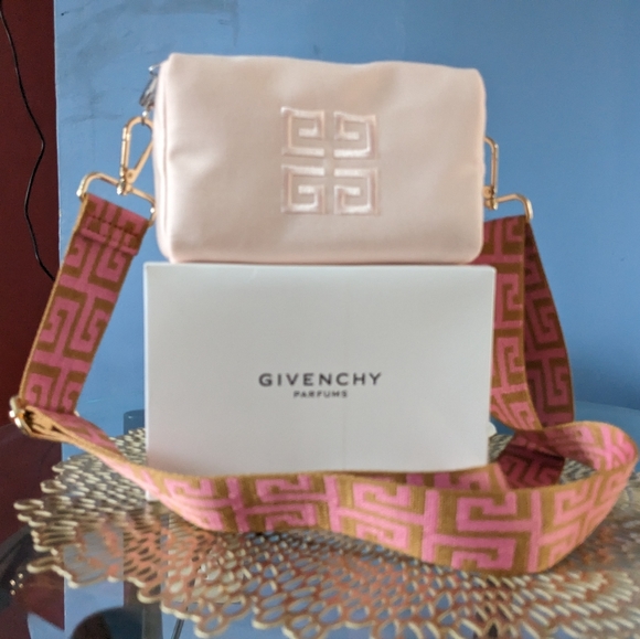 Givenchy - Picture 2 of 11